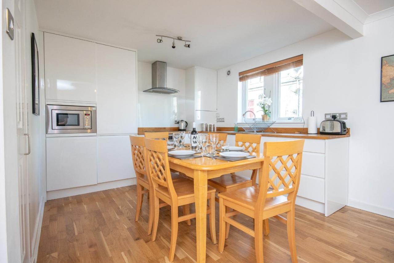 Dwellcome Home Ltd 2 King Beds West End Apt, Half Mile To Union Street Yet Quiet, Free Allocated Parking Space At Rear Entrance & Fast Wifi, Ideal For Long Term Contractor, Corporate, Etc Stays, Regular Housekeeping Option - See Our Site For Assuranc Aberdeen Buitenkant foto