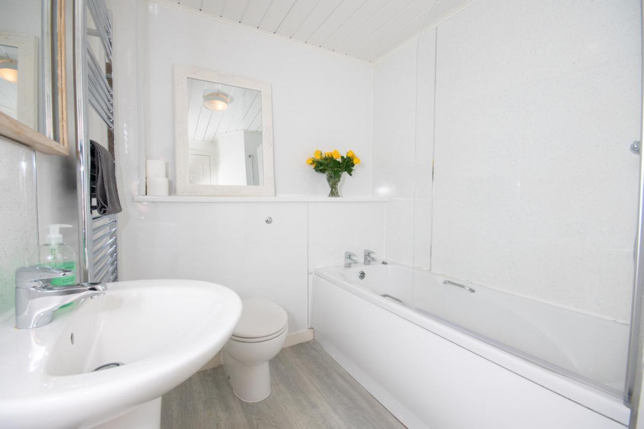 Dwellcome Home Ltd 2 King Beds West End Apt, Half Mile To Union Street Yet Quiet, Free Allocated Parking Space At Rear Entrance & Fast Wifi, Ideal For Long Term Contractor, Corporate, Etc Stays, Regular Housekeeping Option - See Our Site For Assuranc Aberdeen Buitenkant foto