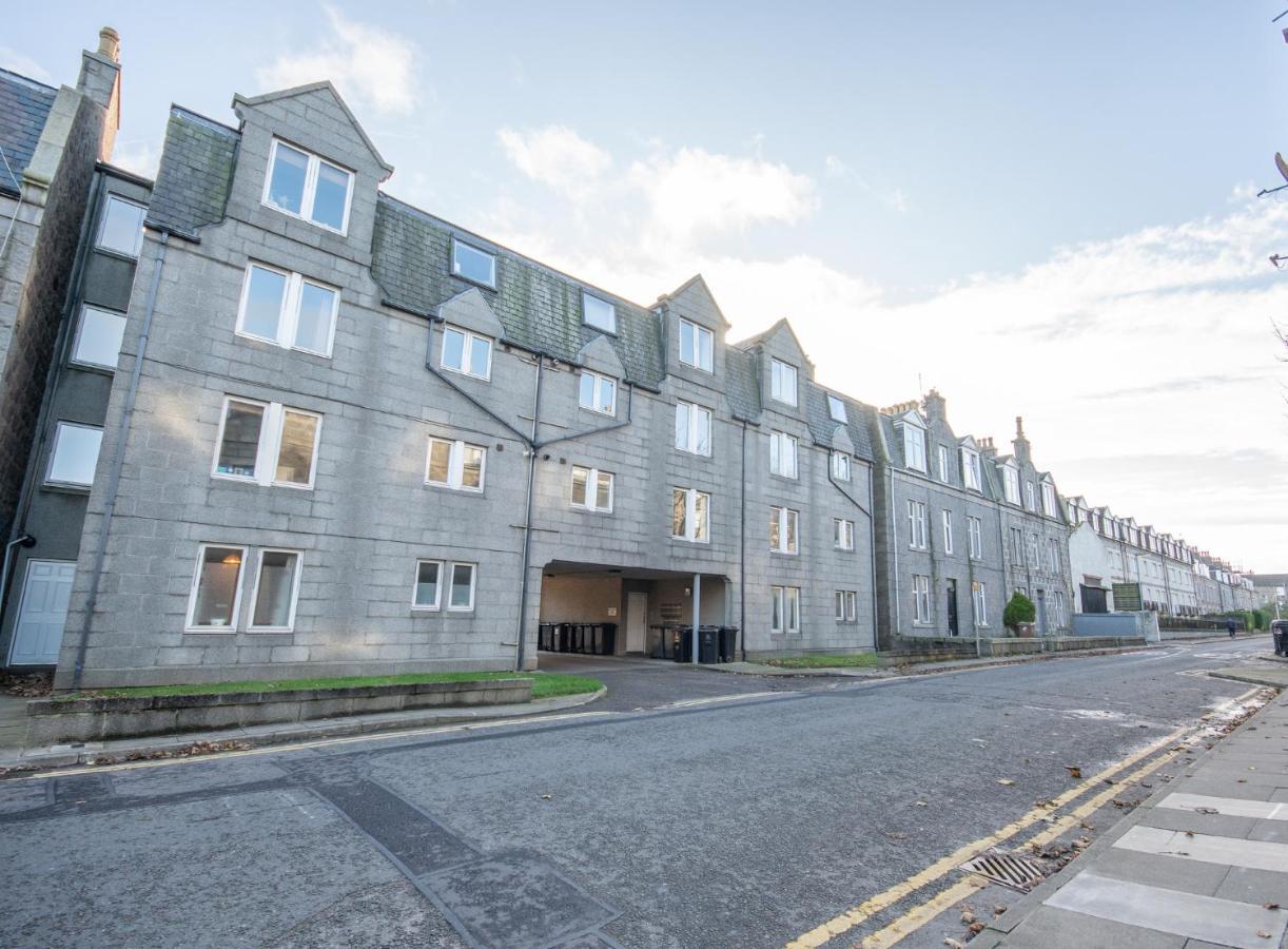 Dwellcome Home Ltd 2 King Beds West End Apt, Half Mile To Union Street Yet Quiet, Free Allocated Parking Space At Rear Entrance & Fast Wifi, Ideal For Long Term Contractor, Corporate, Etc Stays, Regular Housekeeping Option - See Our Site For Assuranc Aberdeen Buitenkant foto