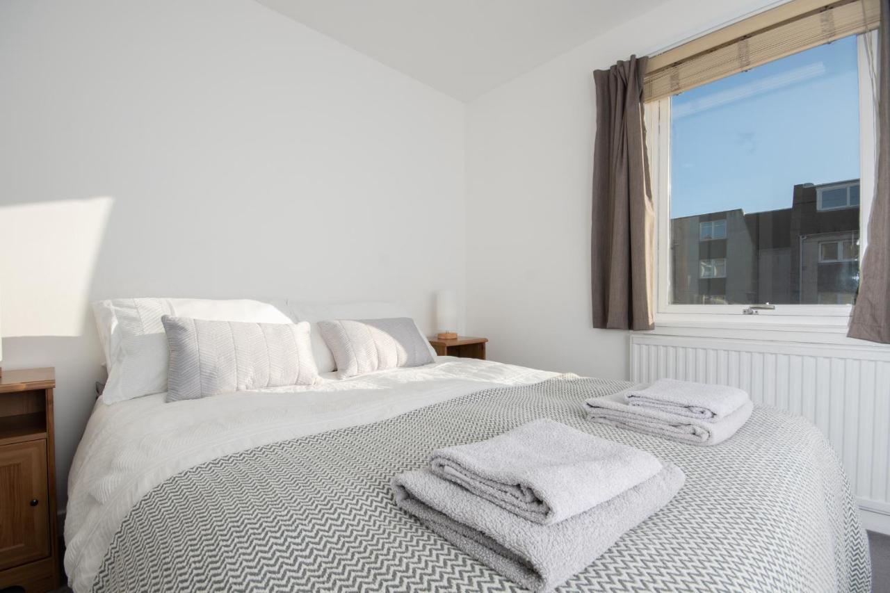 Dwellcome Home Ltd 2 King Beds West End Apt, Half Mile To Union Street Yet Quiet, Free Allocated Parking Space At Rear Entrance & Fast Wifi, Ideal For Long Term Contractor, Corporate, Etc Stays, Regular Housekeeping Option - See Our Site For Assuranc Aberdeen Buitenkant foto