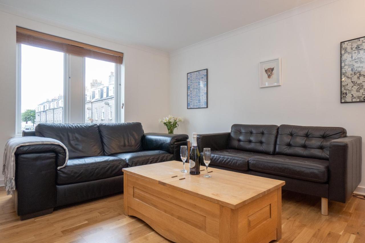 Dwellcome Home Ltd 2 King Beds West End Apt, Half Mile To Union Street Yet Quiet, Free Allocated Parking Space At Rear Entrance & Fast Wifi, Ideal For Long Term Contractor, Corporate, Etc Stays, Regular Housekeeping Option - See Our Site For Assuranc Aberdeen Buitenkant foto