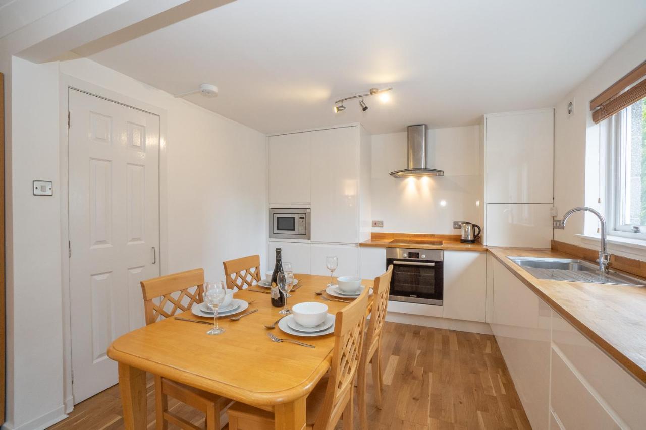 Dwellcome Home Ltd 2 King Beds West End Apt, Half Mile To Union Street Yet Quiet, Free Allocated Parking Space At Rear Entrance & Fast Wifi, Ideal For Long Term Contractor, Corporate, Etc Stays, Regular Housekeeping Option - See Our Site For Assuranc Aberdeen Buitenkant foto