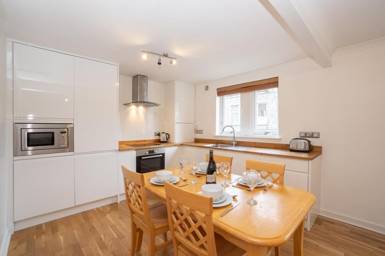 Dwellcome Home Ltd 2 King Beds West End Apt, Half Mile To Union Street Yet Quiet, Free Allocated Parking Space At Rear Entrance & Fast Wifi, Ideal For Long Term Contractor, Corporate, Etc Stays, Regular Housekeeping Option - See Our Site For Assuranc Aberdeen Buitenkant foto